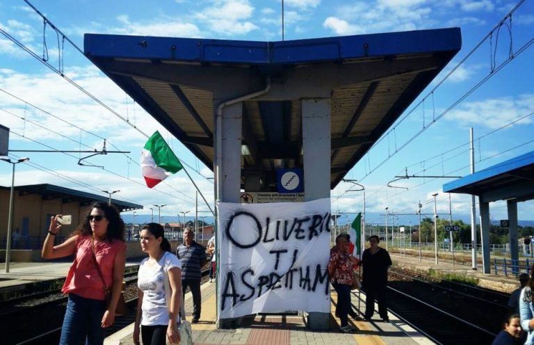 Mare sporco a Nicotera, occupata la stazione di Rosarno – VIDEO