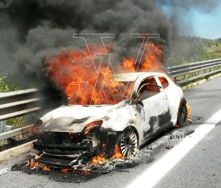 Auto in fiamme innesca incidente sull’A3, un ferito – FOTO