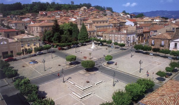 La centralissima piazza Serrao