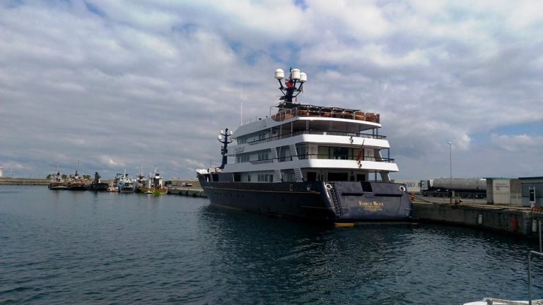 Il mega yacht Force Blue in breve sosta al porto di Vibo Marina
