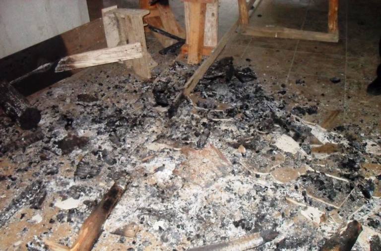 Le fiamme distruggono la “casermetta” di Ariola