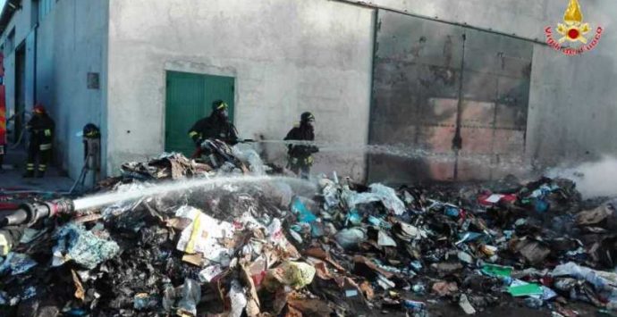 Incendio a Ricadi, in fumo 60 tonnellate di carta e plastica – FOTO