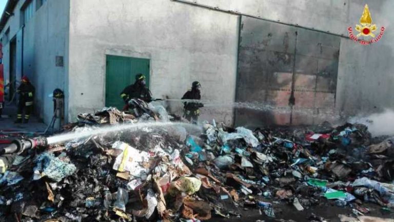 Incendio a Ricadi, in fumo 60 tonnellate di carta e plastica – FOTO