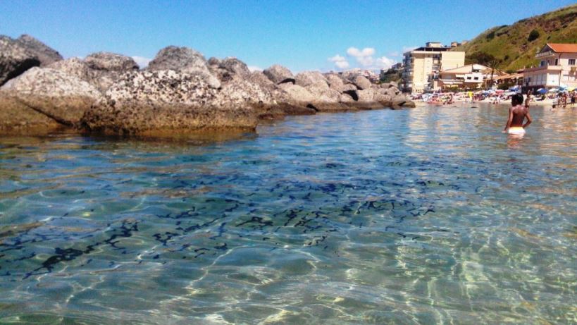 Le chiazze oleose in mare a Pizzo