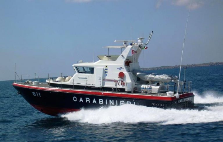 In acquascooter tra i bagnanti, giovane sanzionato dai carabinieri