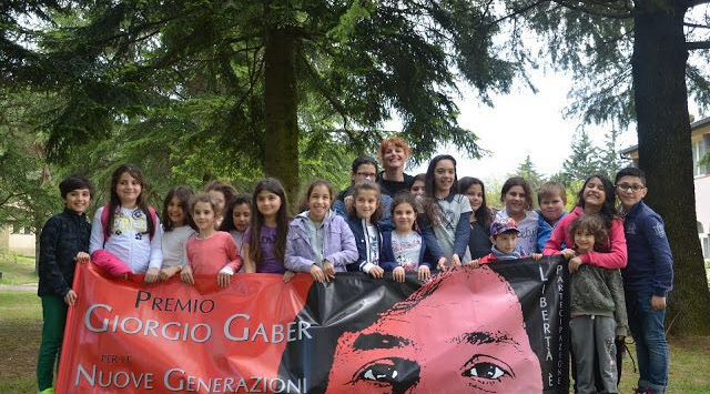 Teatro, il Premio Gaber a Maria Grazia Teramo e agli alunni della scuola “Agazzi”