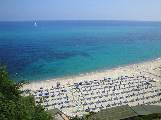 Panico a Tropea: la spiaggia sprofonda