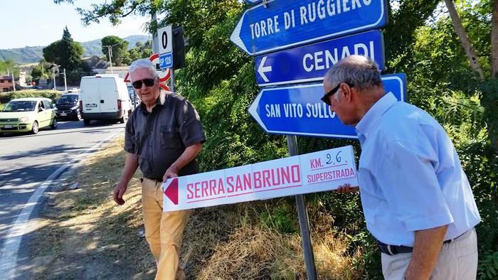Manca la segnaletica per Serra San Bruno e spuntano i cartelli “fai da te”