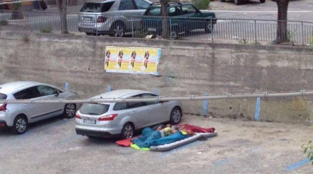 A Tropea non c’è posto, turisti dormono in strada