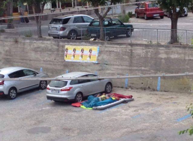 A Tropea non c’è posto, turisti dormono in strada