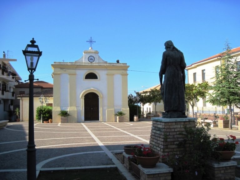 Zambrone, completato l’ampliamento di piazza San Carlo