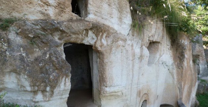 Gli insediamenti rupestri di Zungri rivivono con “Stone, il mondo di pietra”