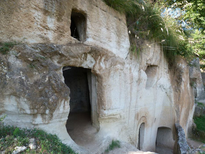 Gli insediamenti rupestri di Zungri rivivono con “Stone, il mondo di pietra”