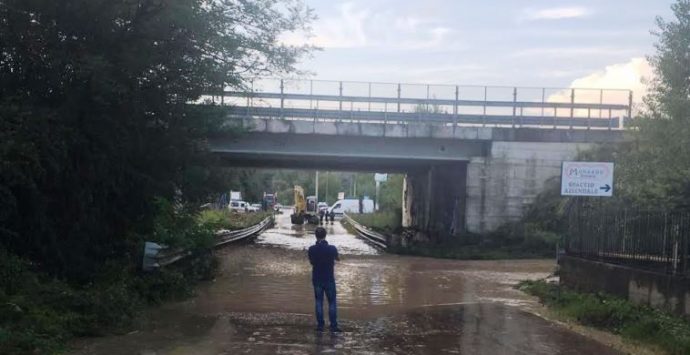 VIDEO | Straripa torrente, si allaga sottopassaggio nell’area industriale del Mesima