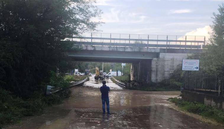 VIDEO | Straripa torrente, si allaga sottopassaggio nell’area industriale del Mesima