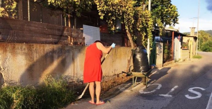 Bivona, il Comune ritarda e i cittadini ripuliscono le strade in autonomia