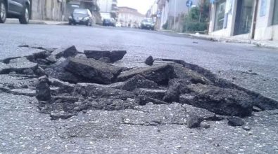 Nuovi cedimenti nella zona di via Carlo Parisi, strade chiuse e traffico in tilt – FOTO