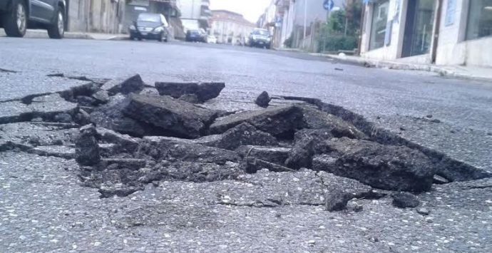 Nuovi cedimenti nella zona di via Carlo Parisi, strade chiuse e traffico in tilt – FOTO