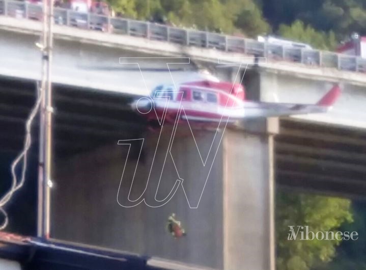 Trovata ancora viva la donna che si è lanciata dal viadotto autostradale