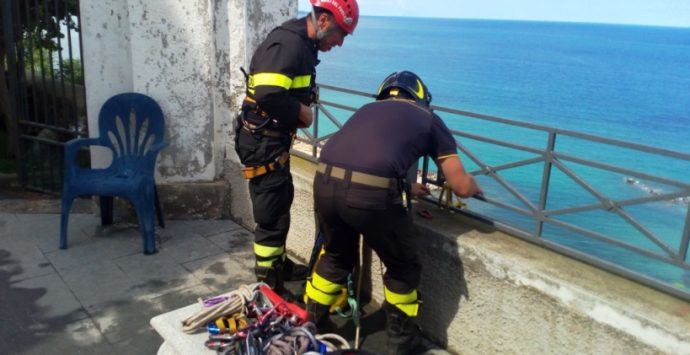 Grosso masso si stacca dal costone, paura a Pizzo