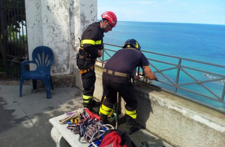 Grosso masso si stacca dal costone, paura a Pizzo