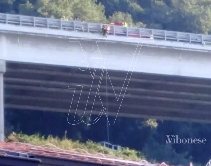 Dramma nel Vibonese, donna si lancia dal viadotto autostradale