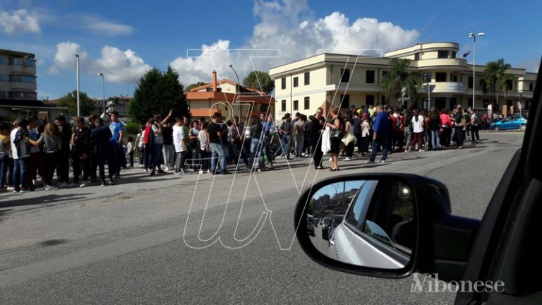 Terremoto nel Vibonese, scuole evacuate e traffico in tilt – VIDEO