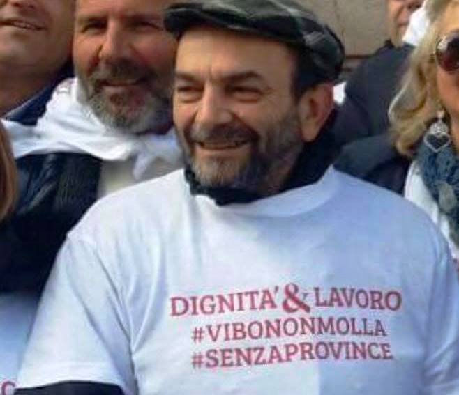 Colto da malore va a sbattere con l’auto contro una farmacia, muore l’ex sindaco di Acquaro