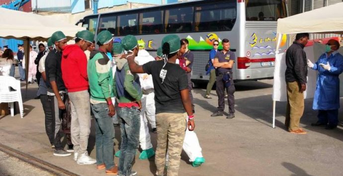 Migranti: in 650 arrivano al porto di Roccella Jonica