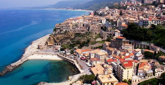 Pizzo, tutto pronto per l’inaugurazione della panchina europea