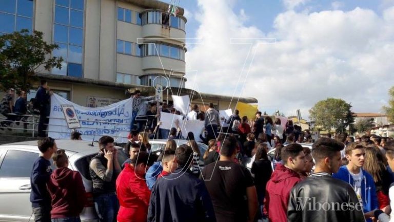 VIDEO | Gli studenti dell’Alberghiero prendono d’assalto la Provincia