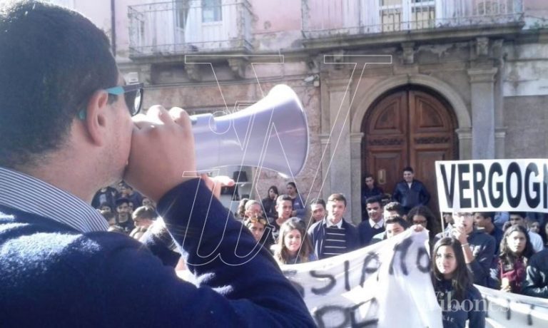 VIDEO | Alberghiero, la protesta approda in Prefettura
