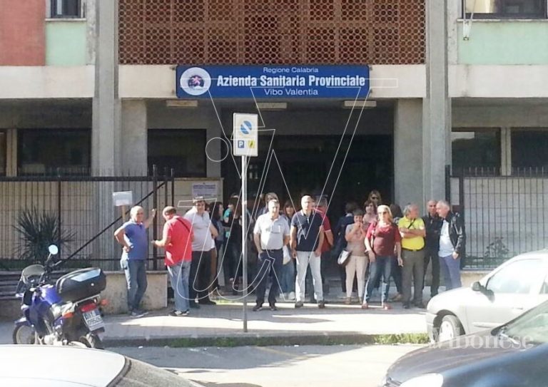 La protesta degli ausiliari dell’Asp: «L’azienda ci assuma a tempo pieno»