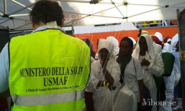 Migranti, a Vibo Marina sbarcata la nave Acquarius con 725 persone a bordo