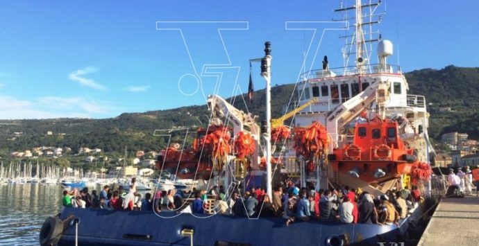 Migranti: in 413 sbarcano a Vibo Marina, tra loro anche un neonato e donne incinte