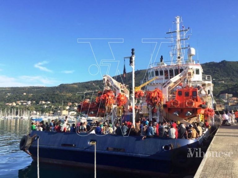 Migranti: in 413 sbarcano a Vibo Marina, tra loro anche un neonato e donne incinte