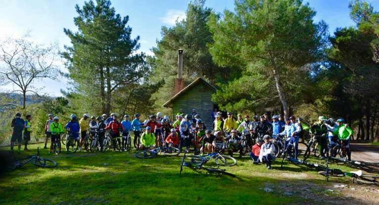 Cicloturismo, “Bicinsieme” guida 70 bikers alla scoperta dell’insediamento rupestre di Zungri