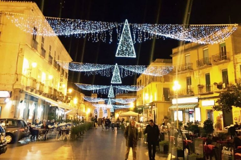 Luminarie e addobbi, a Pizzo è già Natale