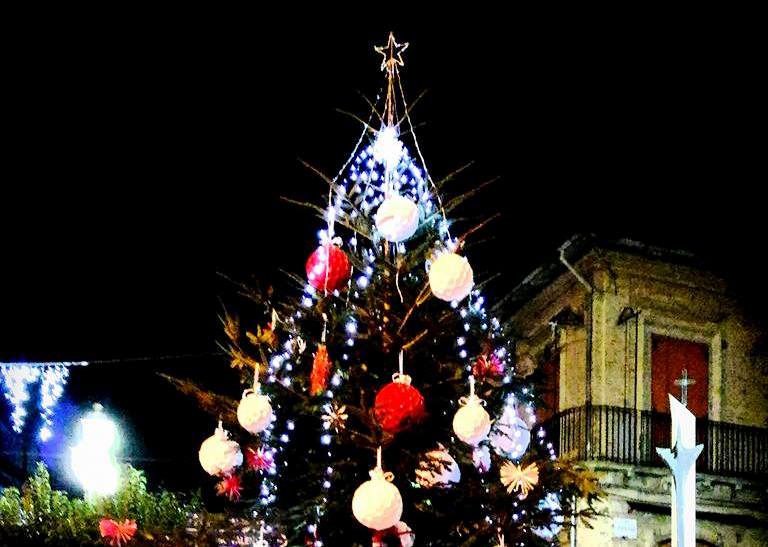 A Sant’Onofrio addobbo creativo ed ecologico per l’albero di Natale in piazza