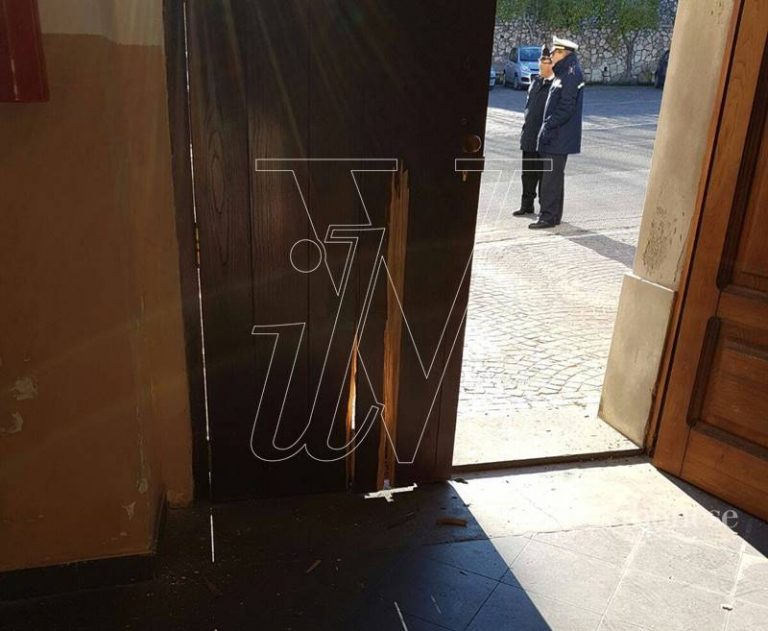 Il Comune di Cessaniti ancora nel mirino, una bomba carta esplode all’ingresso del Municipio [FOTO]