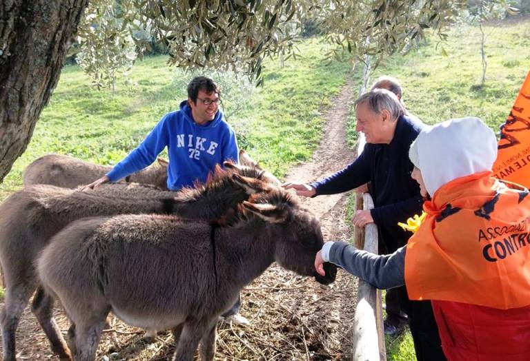 L’abbraccio de “La Goccia” a don Luigi Ciotti