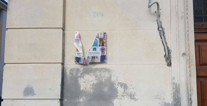 Cessaniti, vandalismo al Comune: danneggiati targa antimafia e portone