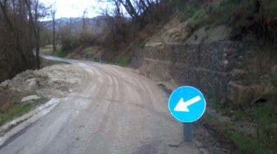 Frana minaccia alcune abitazioni a Vazzano, sul posto i vigili del fuoco