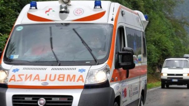 Incidente sul lavoro nel Vibonese, si ribalta con la motopala e rimane ferito