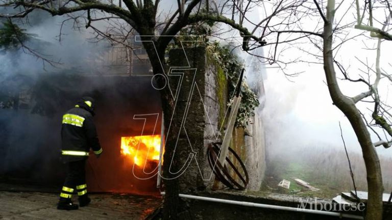Incendio a Fabrizia, completamente distrutto un deposito di calzature (FOTO)