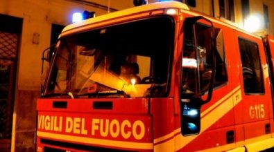 Calabria, a fuoco un’abitazione: le fiamme hanno avvolto i tre livelli della casa