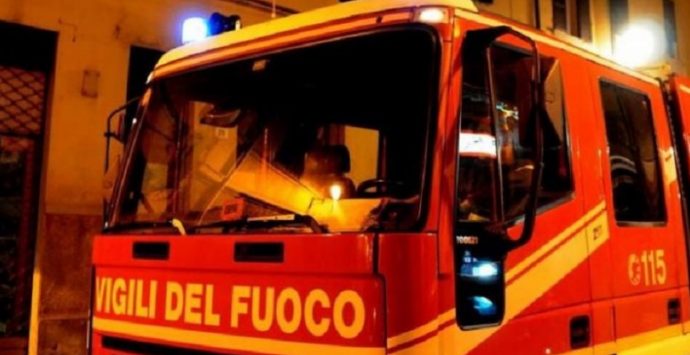 Calabria, a fuoco un’abitazione: le fiamme hanno avvolto i tre livelli della casa