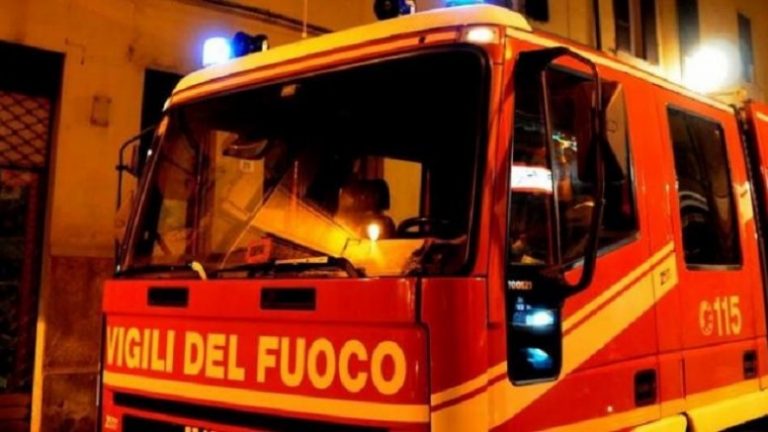 Casa in fiamme nel centro storico di Gerocarne, intervento dei Vigili del fuoco