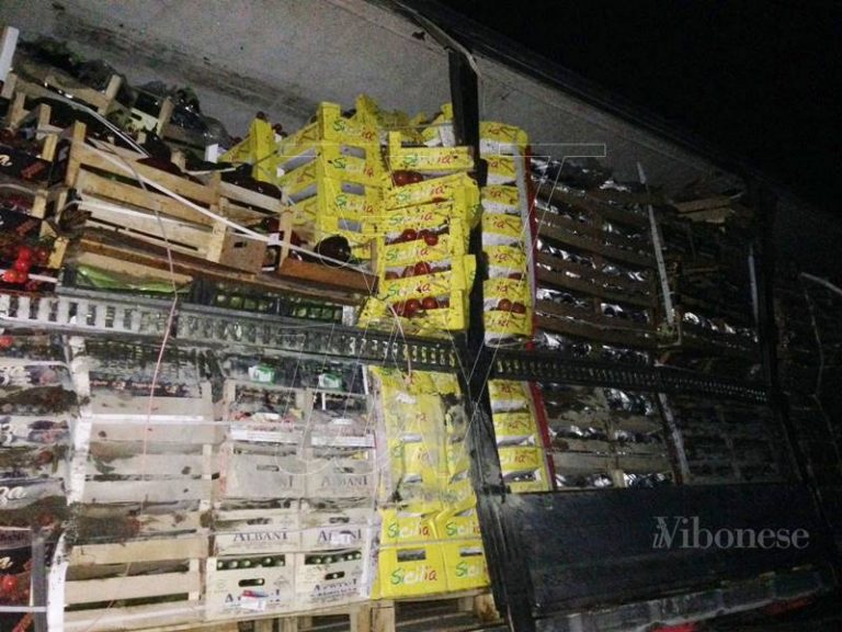 Tir finisce sul guardrail nel tratto vibonese dell’A2: parte del carico si disperde in autostrada (FOTO)