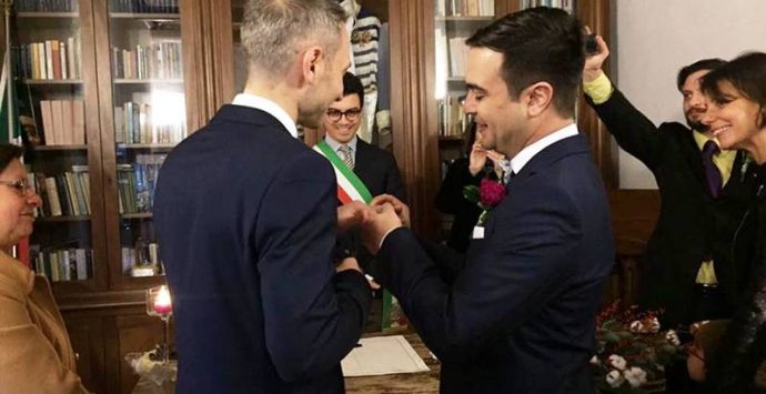 Prime nozze gay a Pizzo, consensi e polemiche